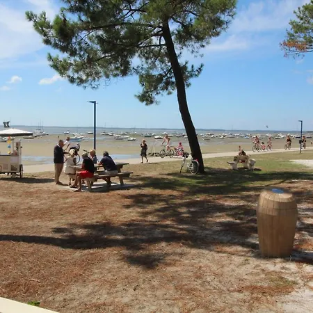 Grande A 100 M De La Plage